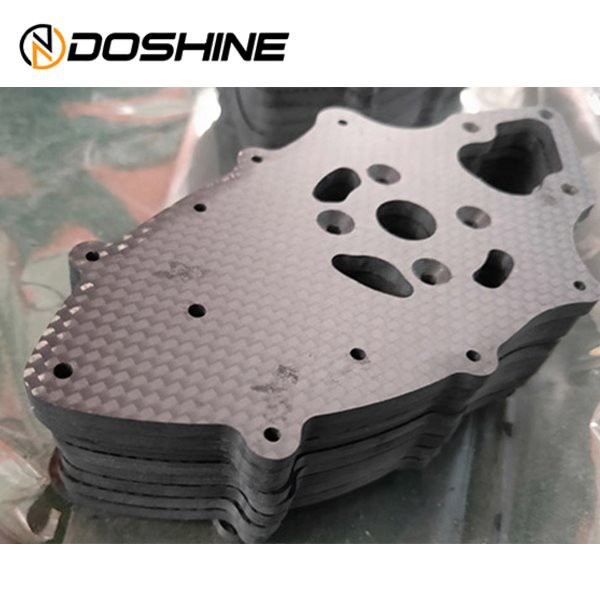 Pielāgojama oglekļa šķiedras plāksne